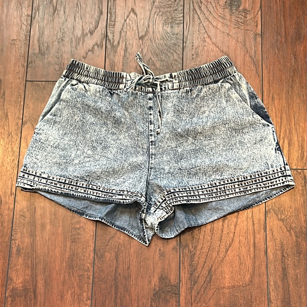 Acid wash jean shorts size small